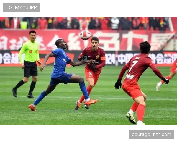 中超联赛激战正酣，各豪门球队争夺冠军呈现白热化态势