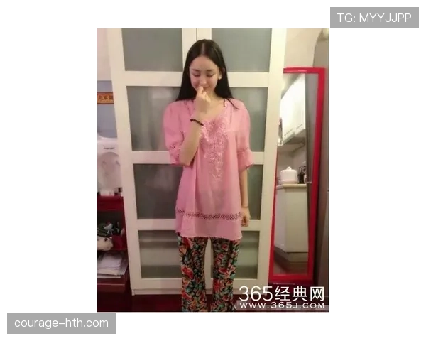 林孝埈穿睡裤排早餐队，手腕那条手链亮得像秀场，笑着羡慕又心慌